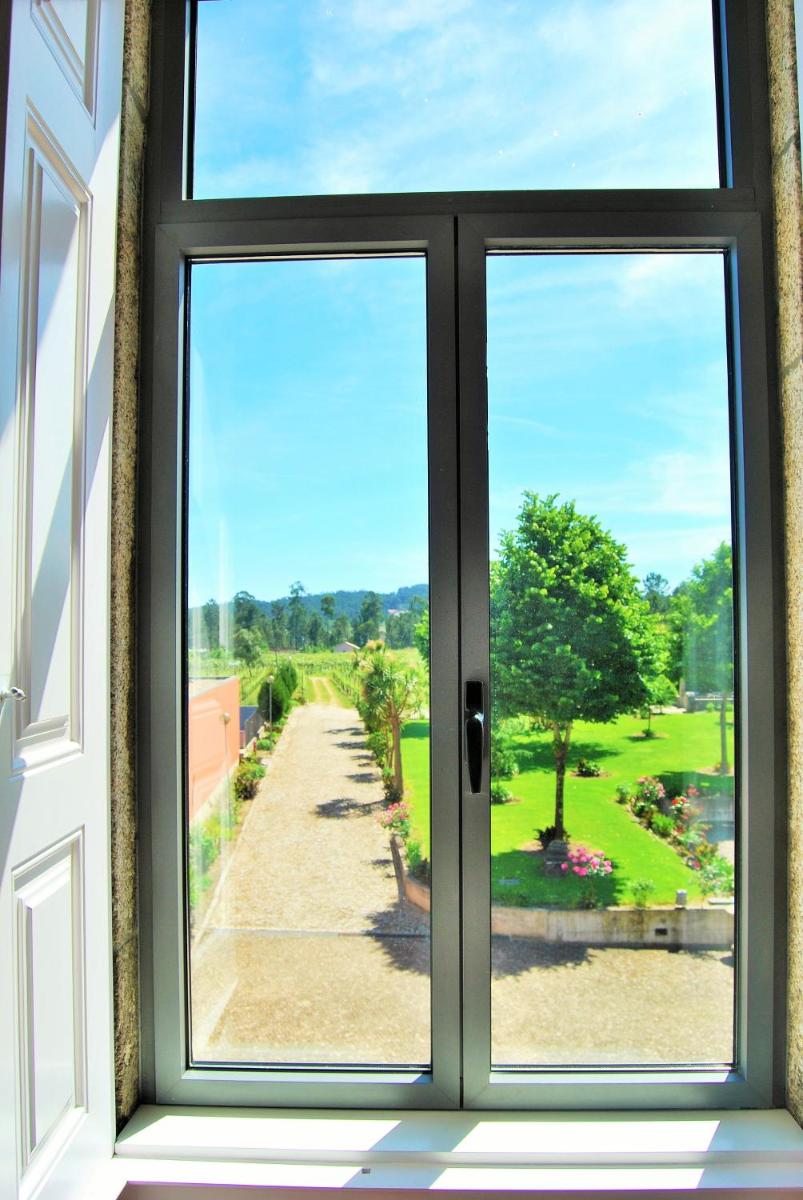 Um jardim no exterior de Hotel Quinta da Cruz & SPA