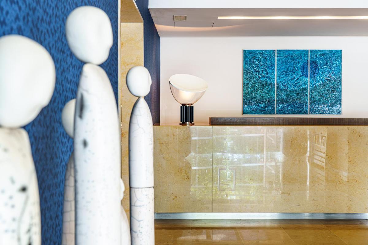 uma sala com esculturas brancas e uma janela em Hotel Dom Goncalo & Spa em Fátima