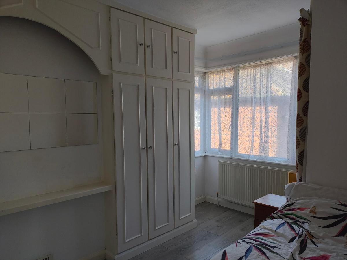 Wulfstan House Quiet, Neat, Comfy - 2 min to Central line near to Westfield - Housity