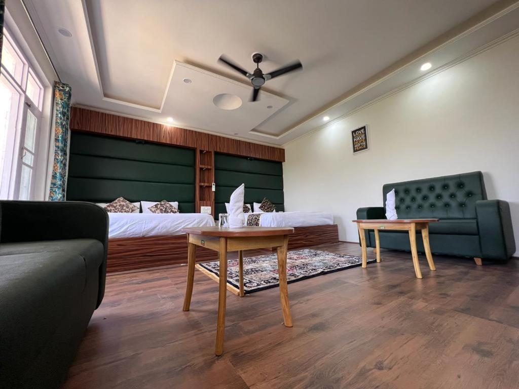 Pandith Exotics Hotel And Restaurant - Housity