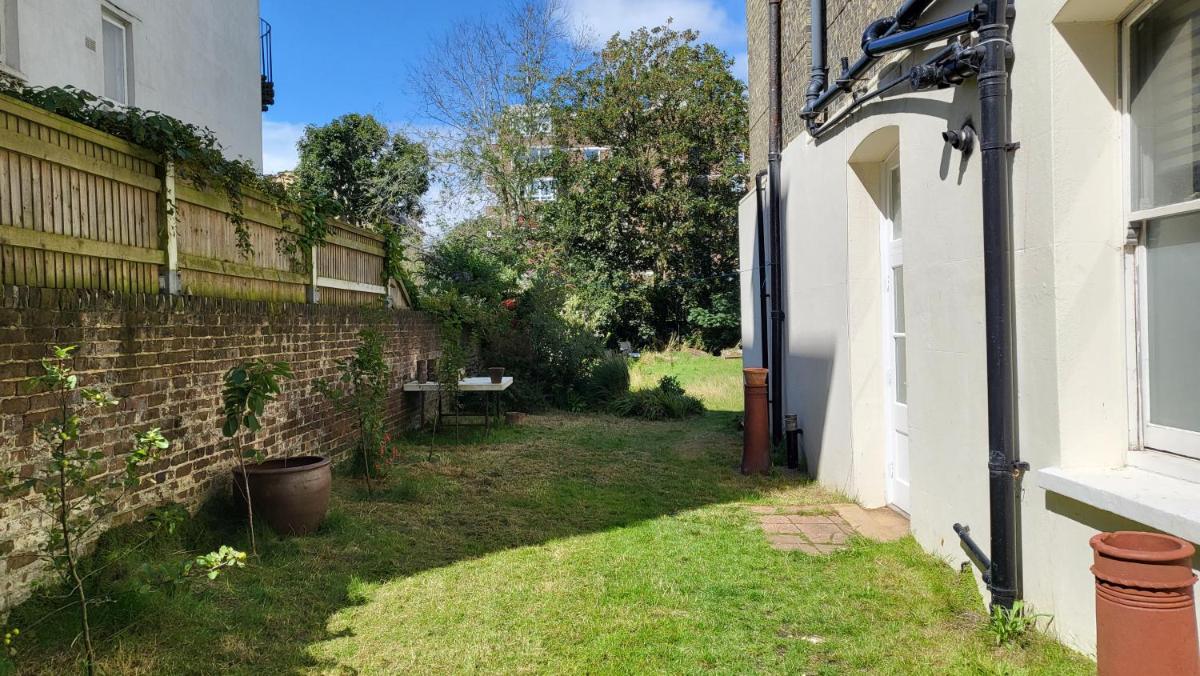 One Bed Quiet Garden Flat in Central Hove with FREE onsite PARKING - 5 min walk to beach - 10 min to Brighton - Housity