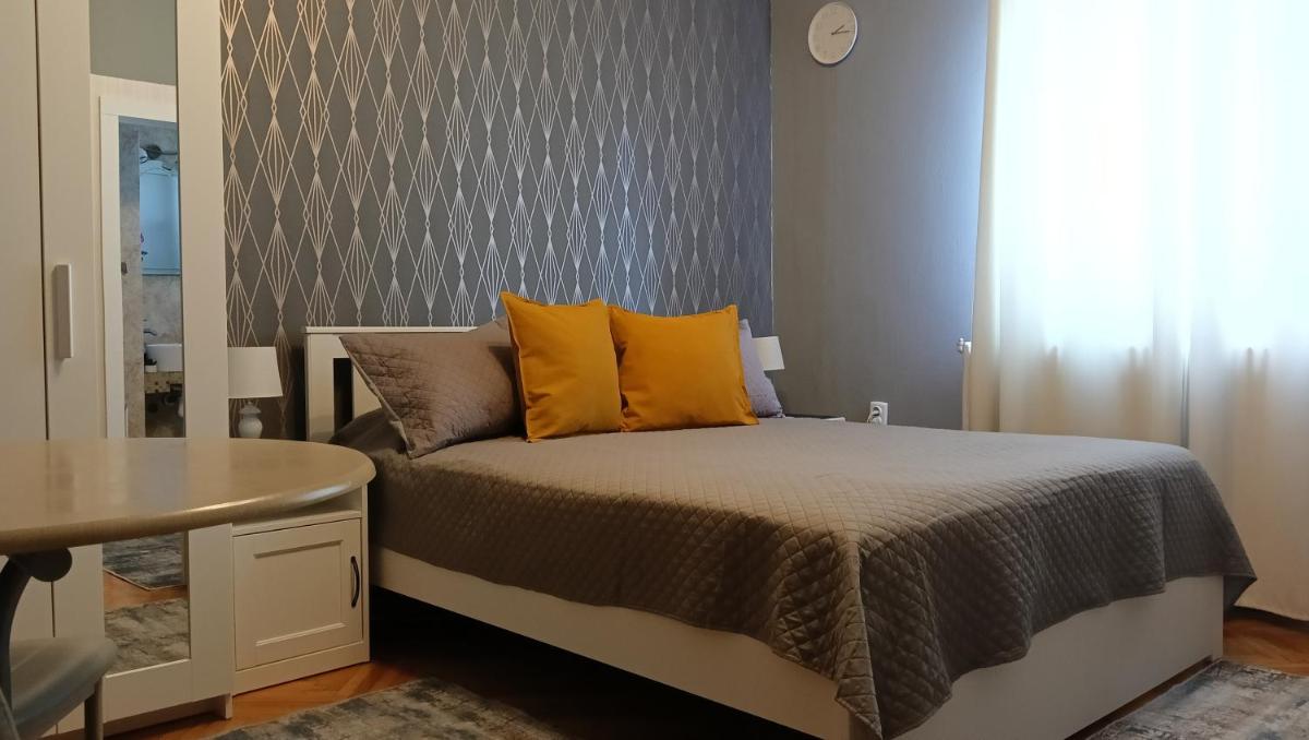 Crystal Room - Housity