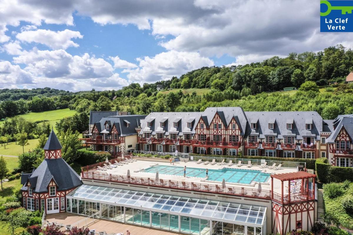 vue aérienne d'un complexe hôtelier avec piscine dans l'établissement Pierre & Vacances Premium Residence & Spa Houlgate, à Houlgate