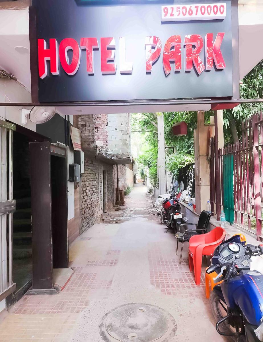 Roomshala 122 Hotel Park View - Near Adarsh Nagar - Housity