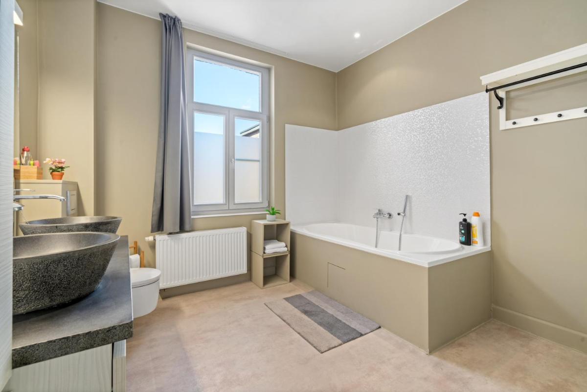 Spacious Guest Suites near Historic Market - 5 Min Walk - Housity