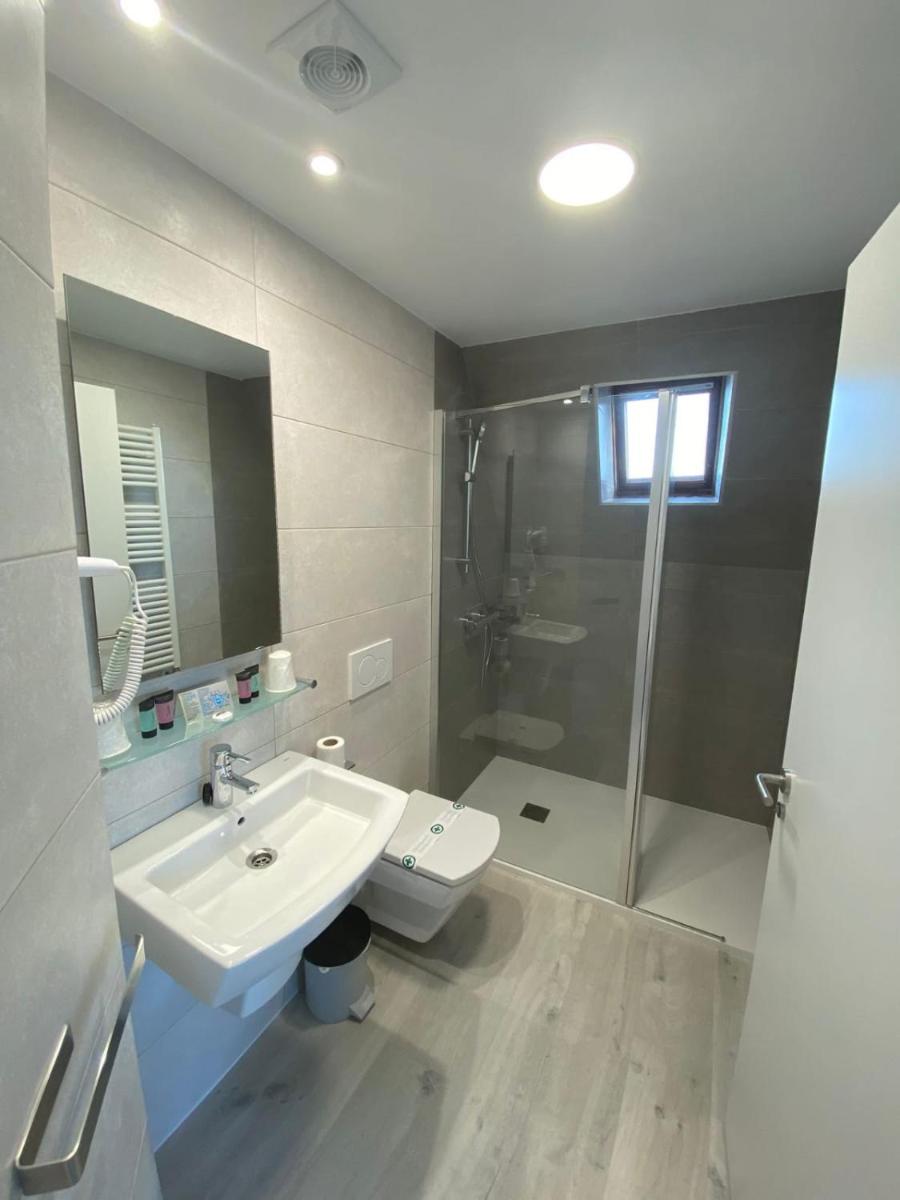 Un baño de Hotel Playamar Spa