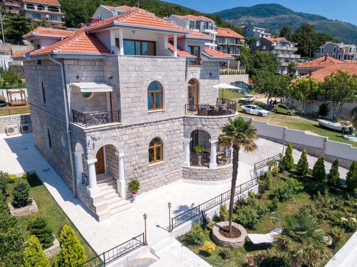 Villa Garden Beach - Housity