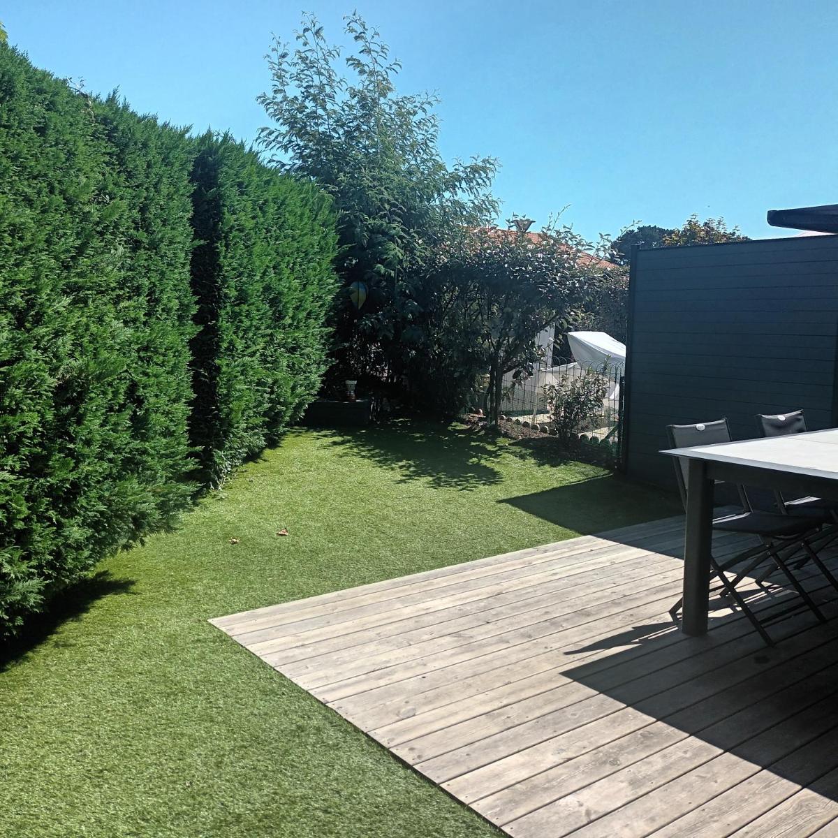 Maison avec piscine commune à 800m de la plage - Housity