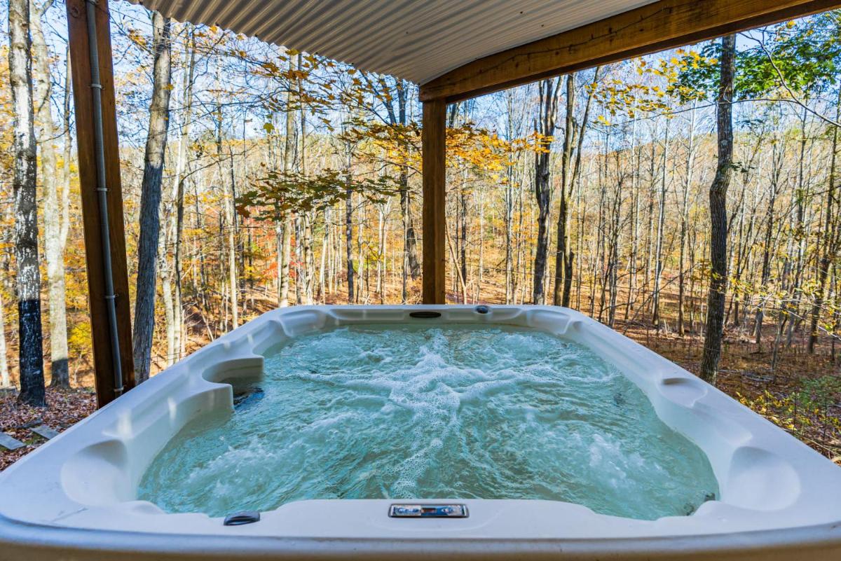 Private Creek, Huge Deck at Chalet Cabin - Housity