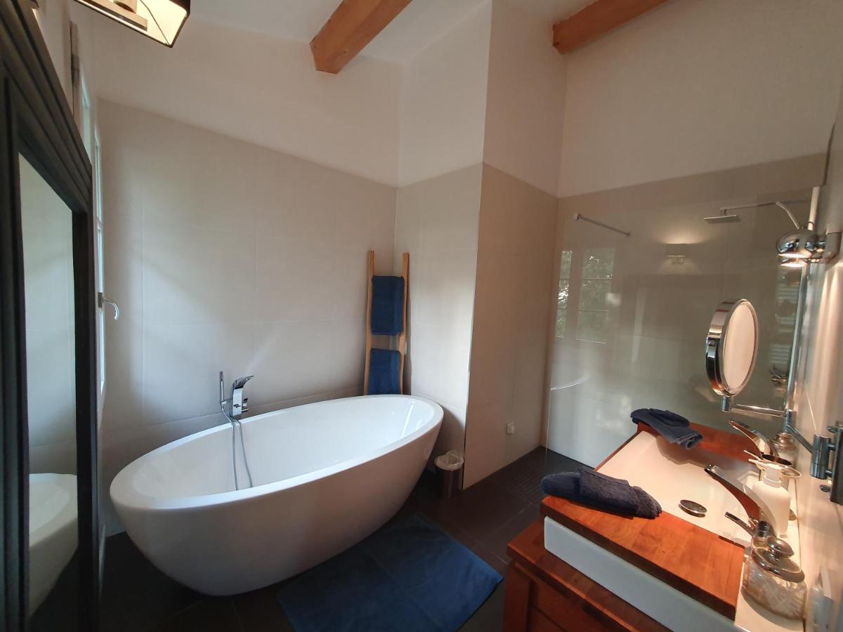 Lou Pantai, Bed and Breakfast, Delux Bedroom - Housity