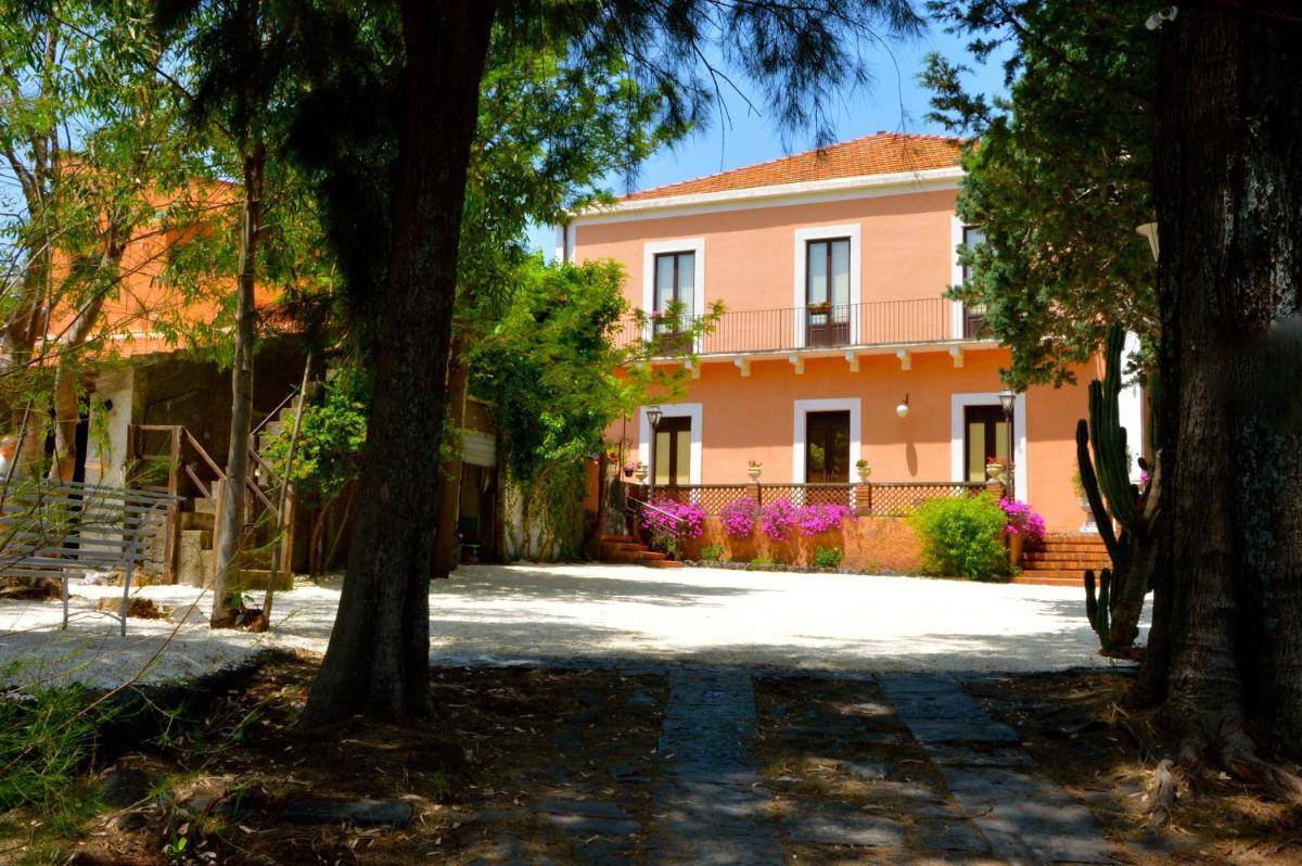 Villa Bonaccorso - antica e maestosa villa con piscina ai piedi dell'Etna - Housity