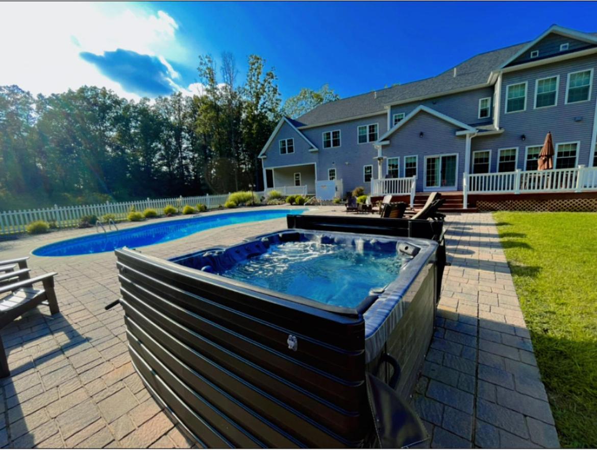 9 Bedroom Saratoga Home with Heated Pool, HotTub By Skiing, Track, Beach, Lake, SPAC, Golf, Town, And Lake George! - Housity