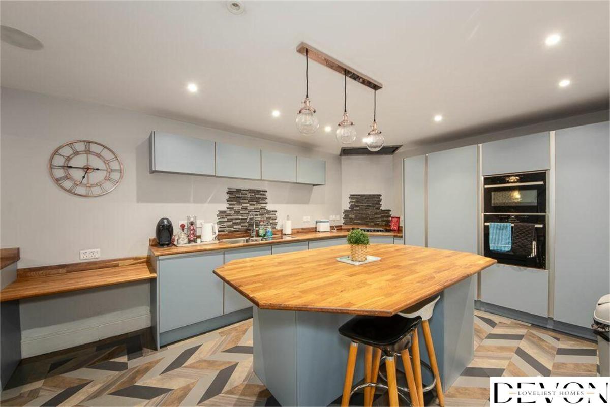Loveliest Homes Paignton - Casa Marina - 3 bed, 2 bathroom house, balcony, parking - Housity