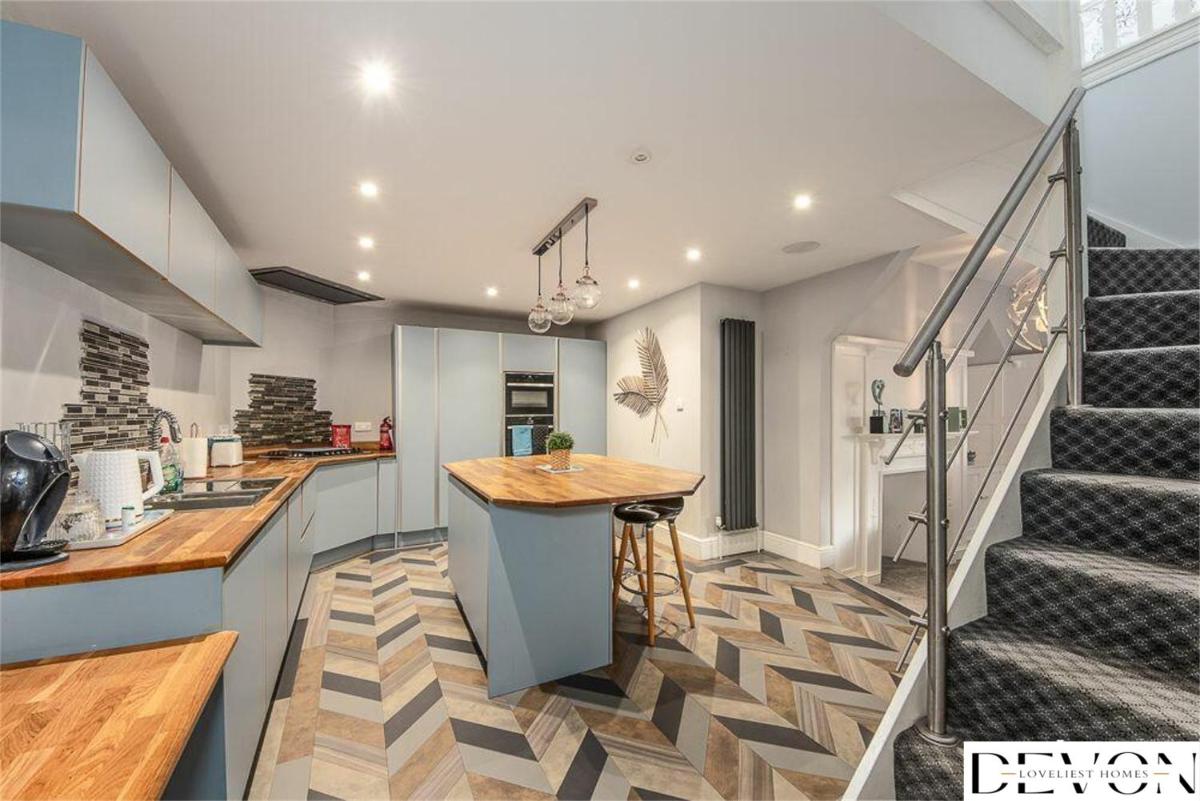 Loveliest Homes Paignton - Casa Marina - 3 bed, 2 bathroom house, balcony, parking - Housity