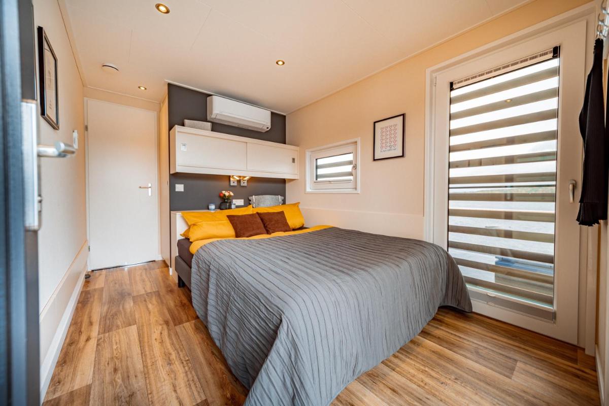 Ein Bett oder Betten in einem Zimmer der Unterkunft Schwimmende Häuser im BALTIC SEA RESORT