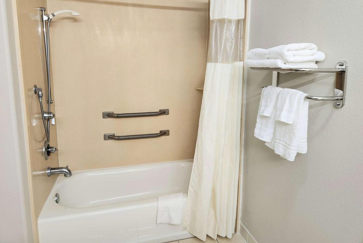 Days Inn by Wyndham LaPlace- New Orleans - Housity