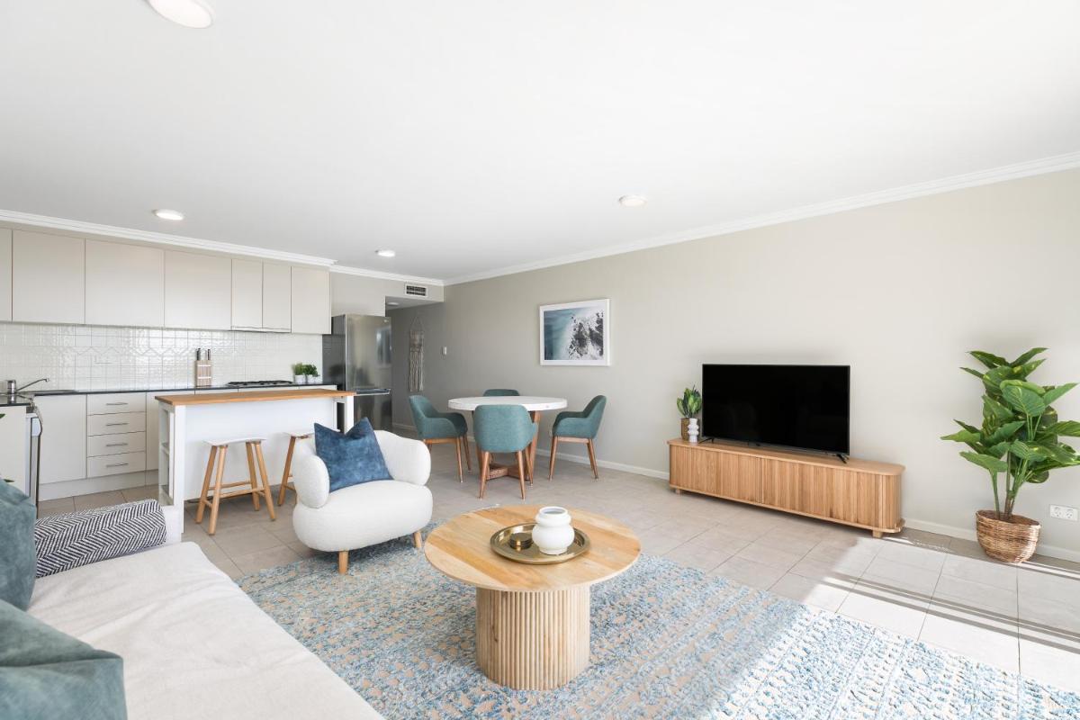 King Bedroom Waterfront Courtyard Apartment - Housity