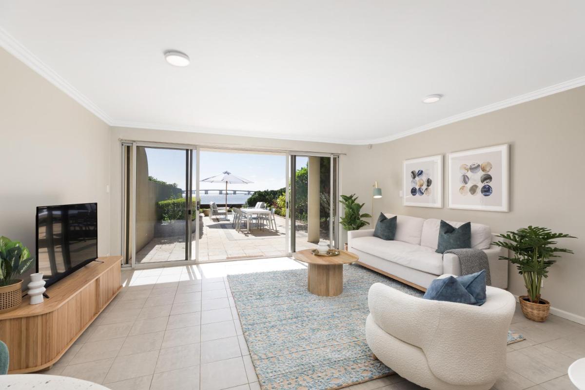 King Bedroom Waterfront Courtyard Apartment - Housity