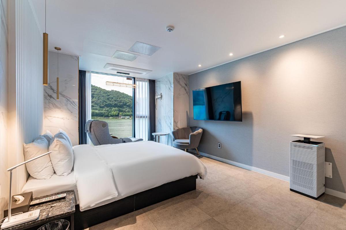 The Amber Hotel - Housity