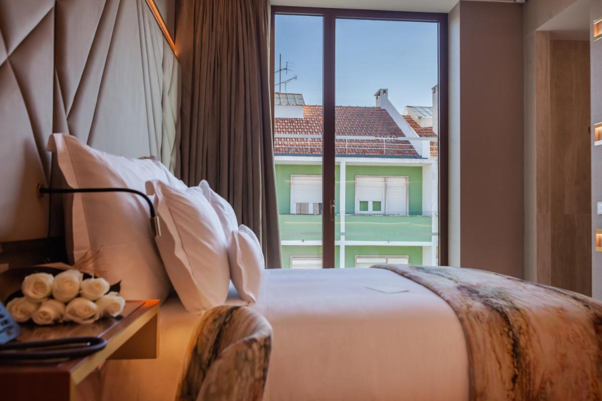 Uma cama ou camas num quarto em Wine & Books Lisboa Hotel