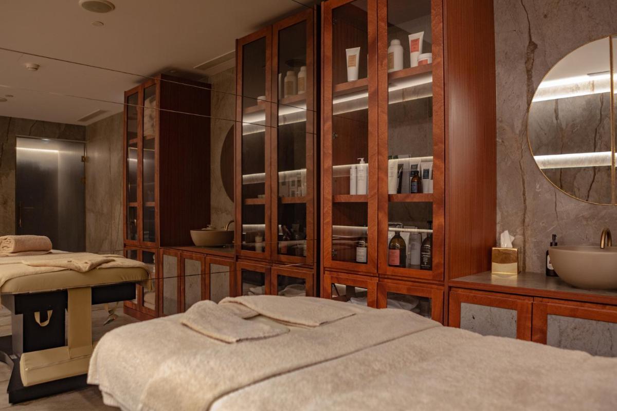 Uma cama ou camas num quarto em Wine & Books Lisboa Hotel