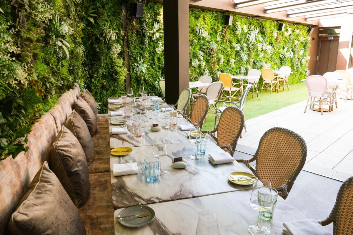 Um restaurante ou outro lugar para comer em Wine & Books Lisboa Hotel