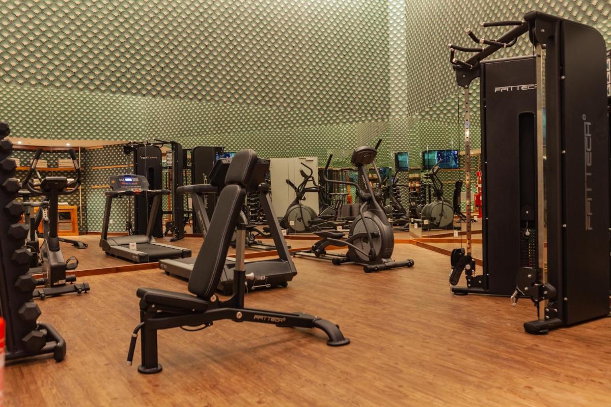 uma academia com vários equipamentos de ginástica em Wine & Books Lisboa Hotel em Lisboa