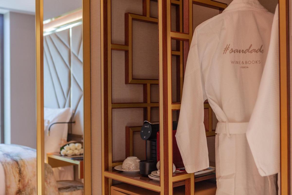 Uma cama ou camas num quarto em Wine & Books Lisboa Hotel