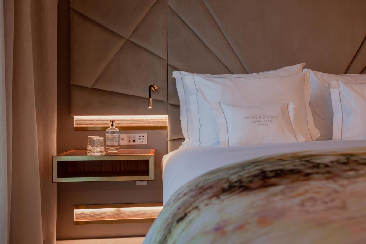 Uma cama ou camas num quarto em Wine & Books Lisboa Hotel