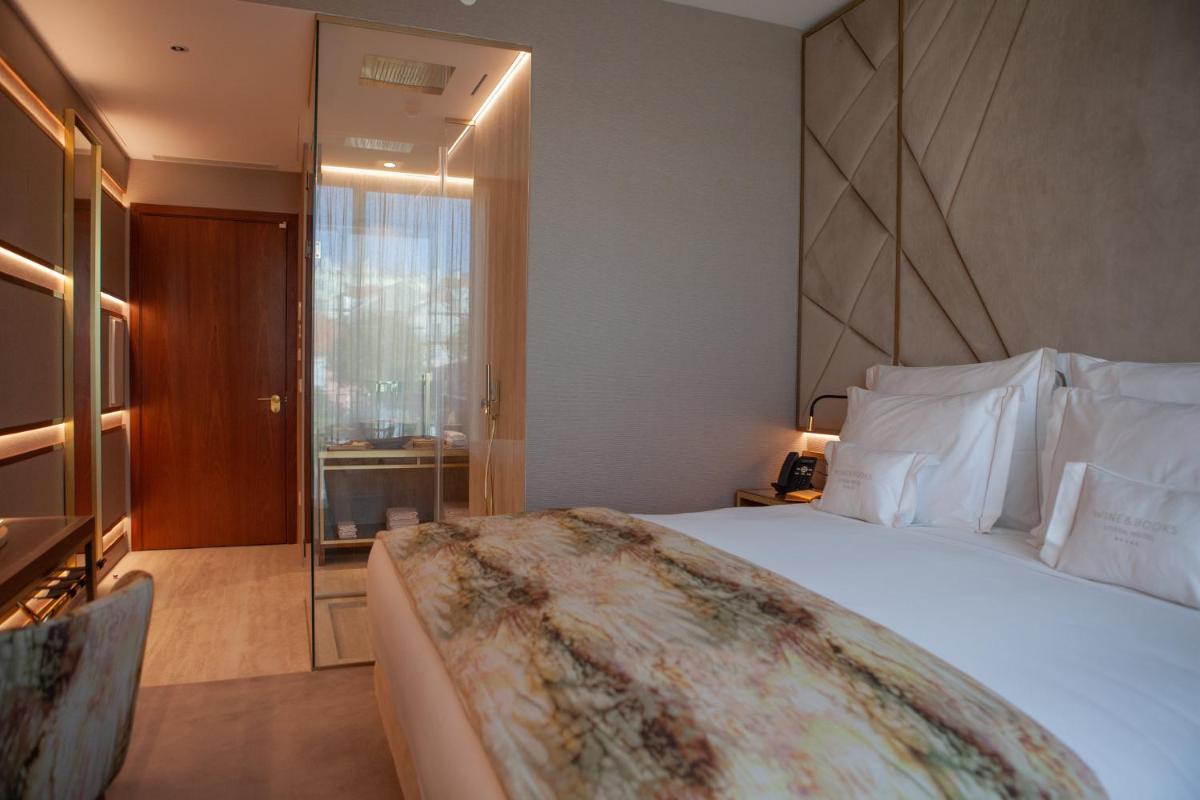 Uma cama ou camas num quarto em Wine & Books Lisboa Hotel