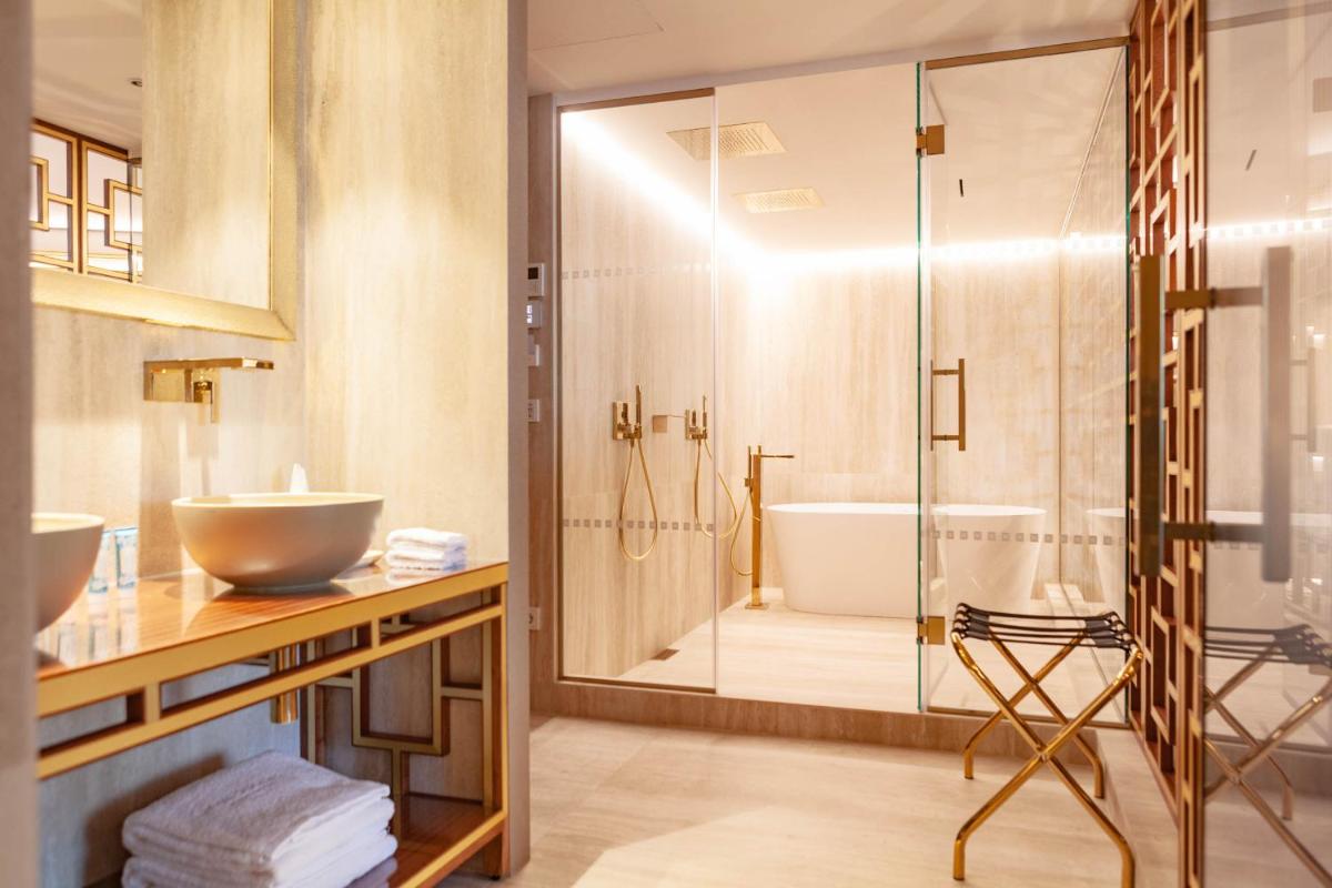 Uma casa de banho em Wine & Books Lisboa Hotel