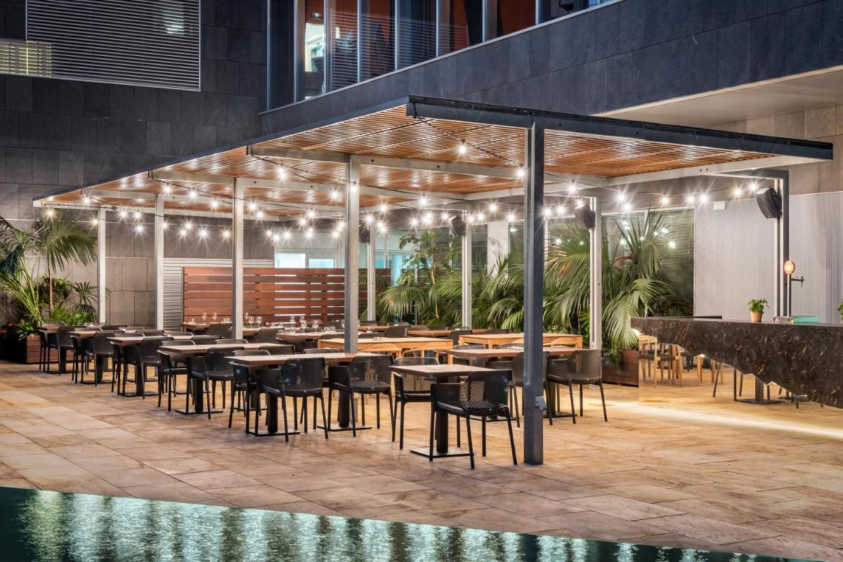 Un restaurante o sitio para comer en Hotel SB Diagonal Zero 4 Sup
