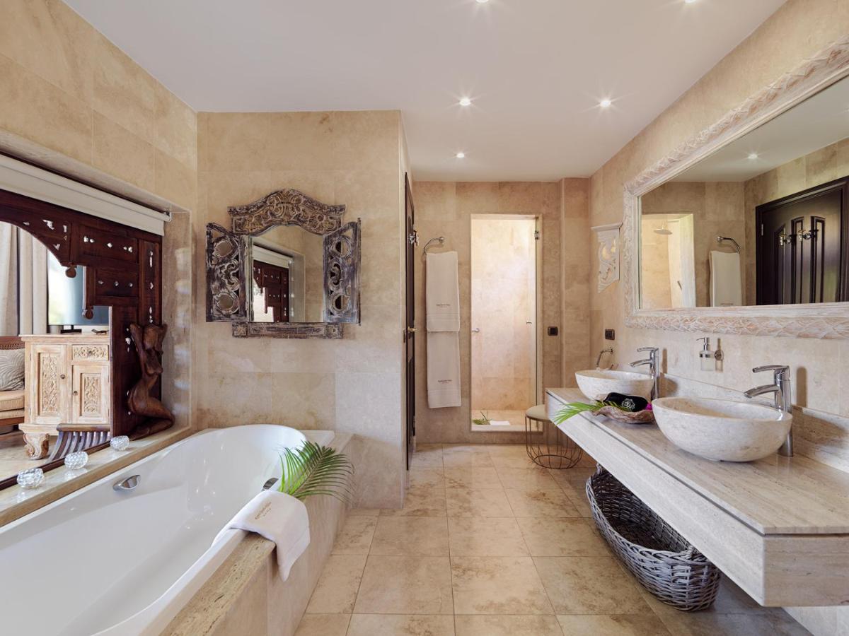 Un baño de Royal Garden Villas, Luxury Hotel