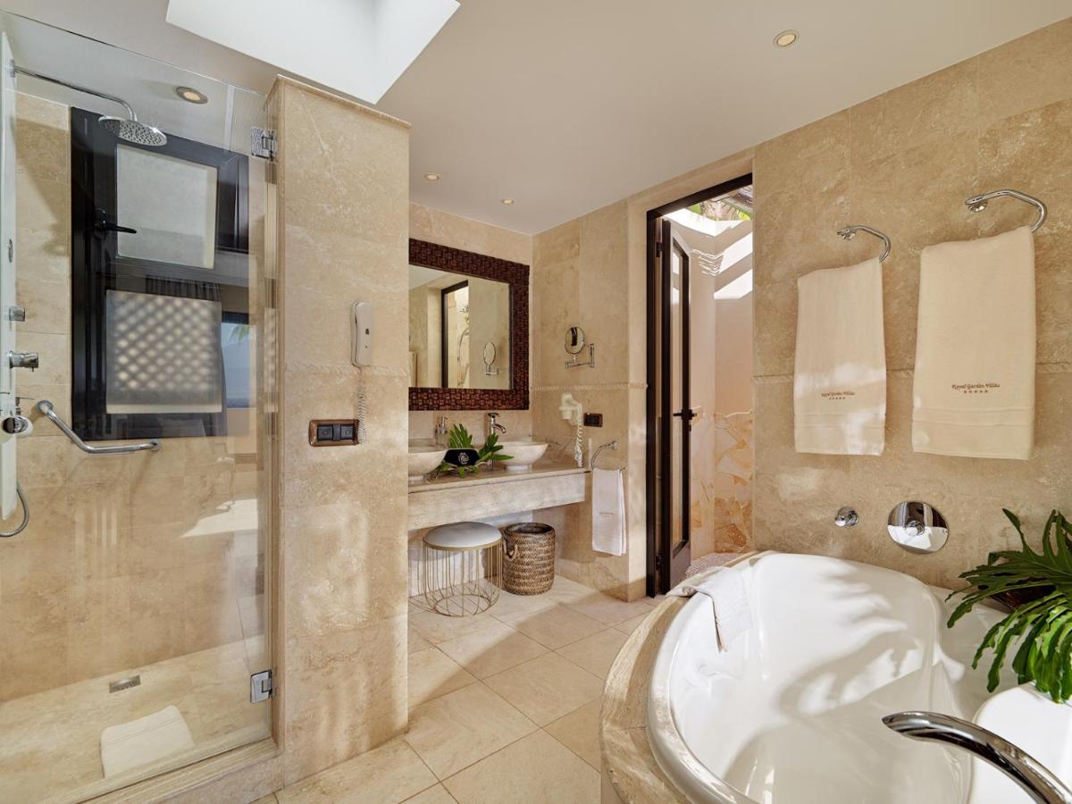 Un baño de Royal Garden Villas, Luxury Hotel