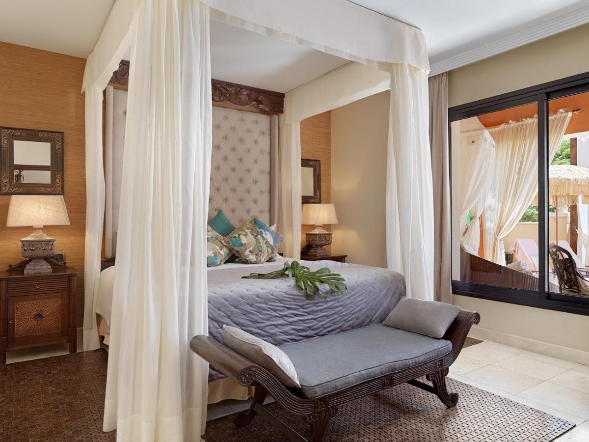 Cama o camas de una habitación en Royal Garden Villas, Luxury Hotel