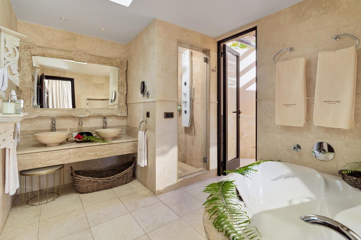 Un baño de Royal Garden Villas, Luxury Hotel