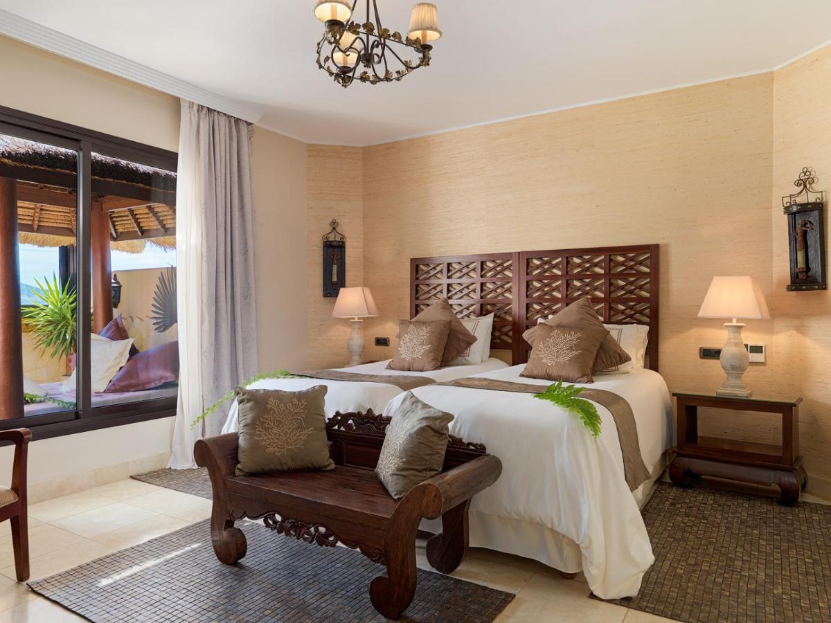Cama o camas de una habitación en Royal Garden Villas, Luxury Hotel