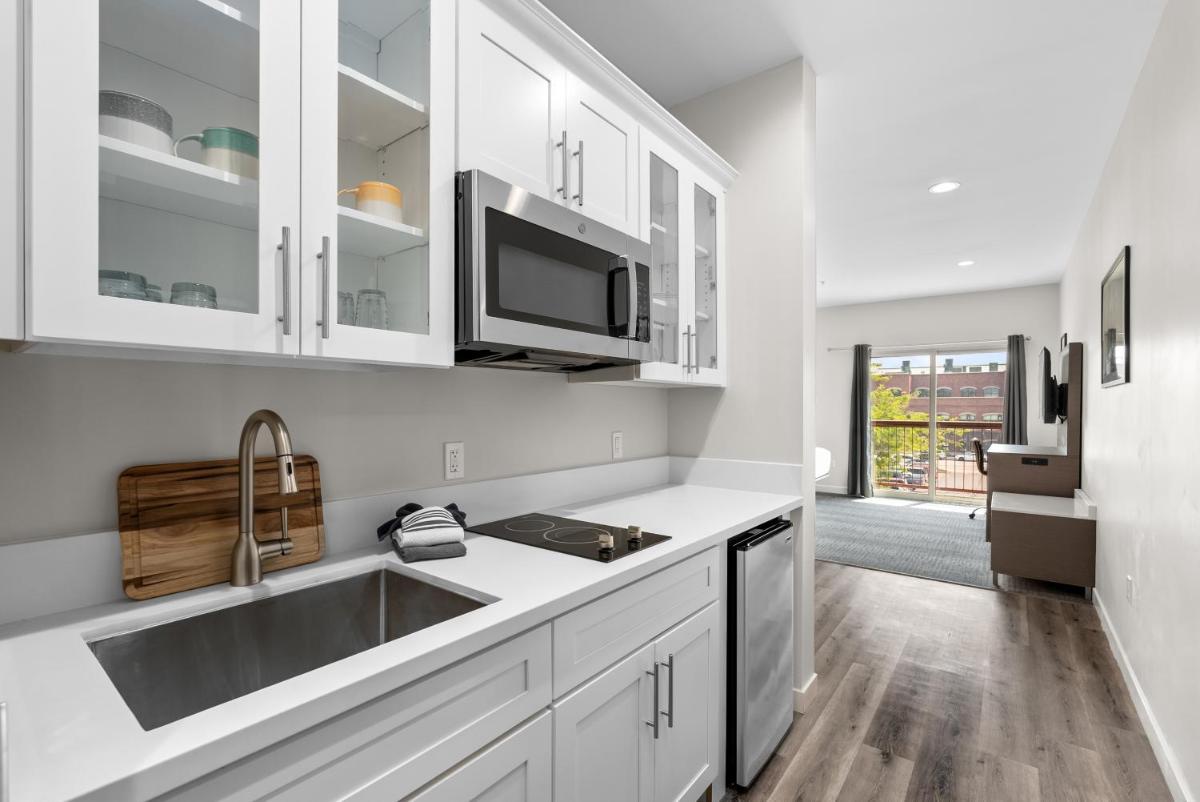 Cedar Street Hotel & Suites - Housity