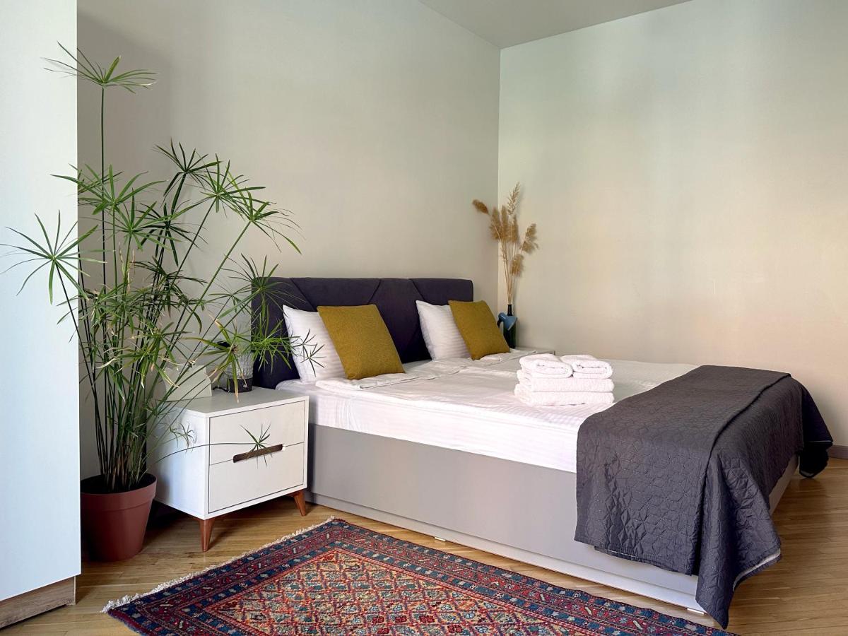 Your Charming Home, Steps to Republic Square - Hizvo
