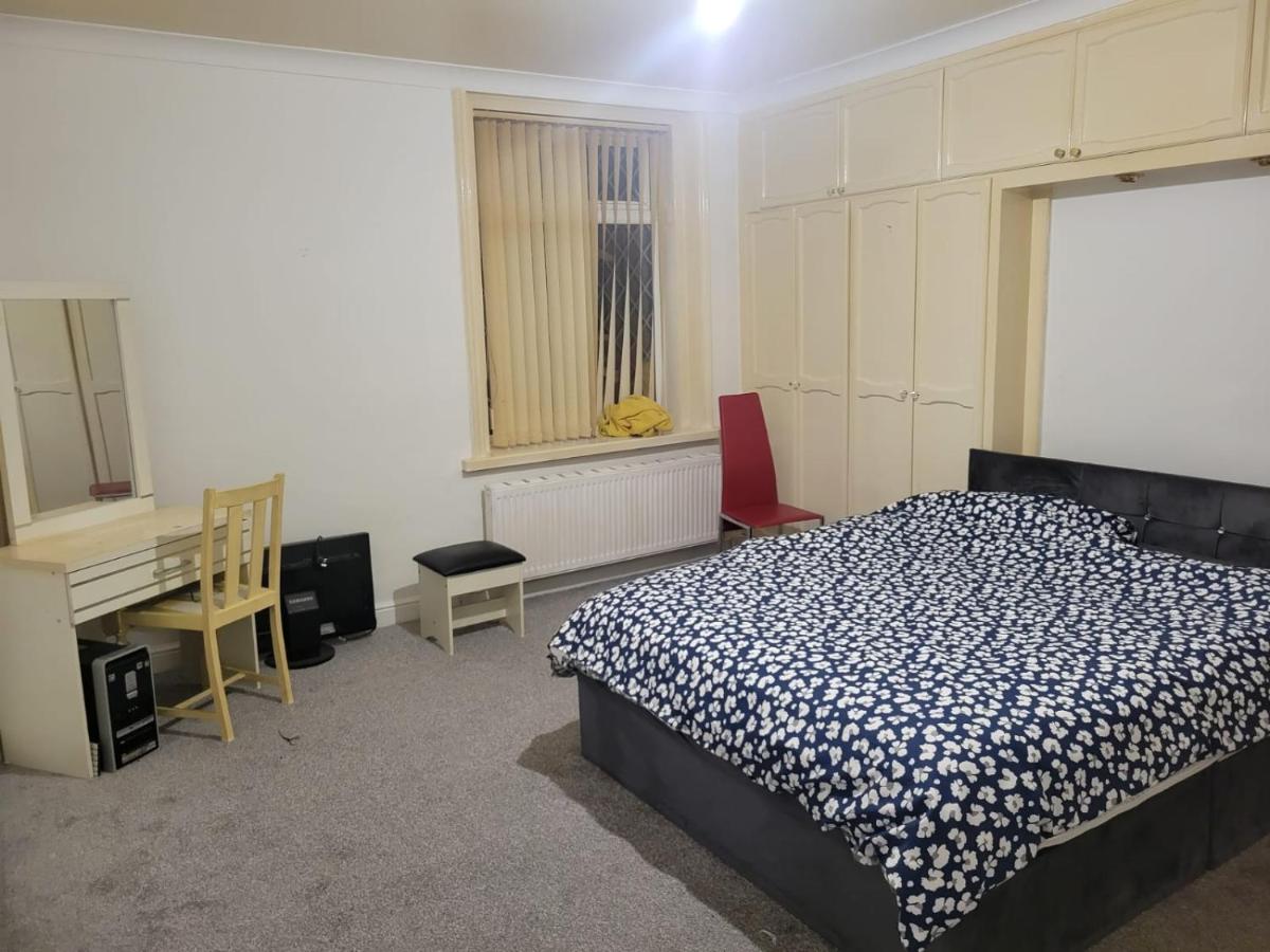 Room shared in 3bedroom house in Oldham Manchester - Housity