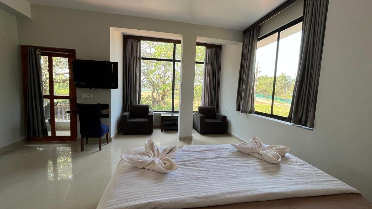 Fourteen Pods By the Sea - Housity