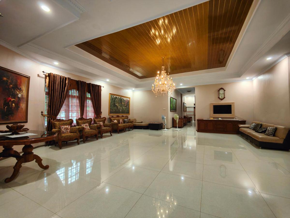 De Hanami Homestay Setrayasa - Housity