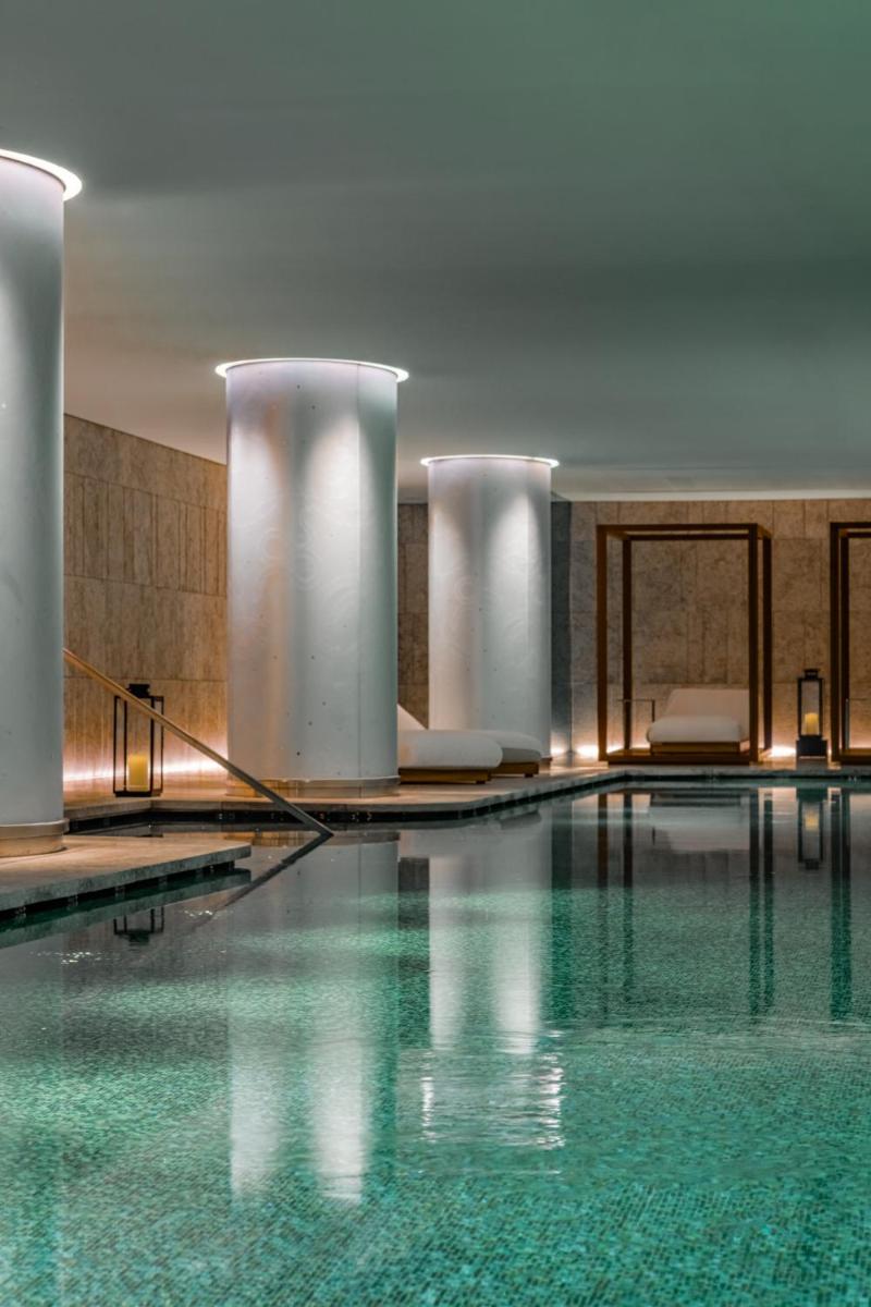 Piscine de l'établissement Bvlgari Hotel Paris ou située à proximité