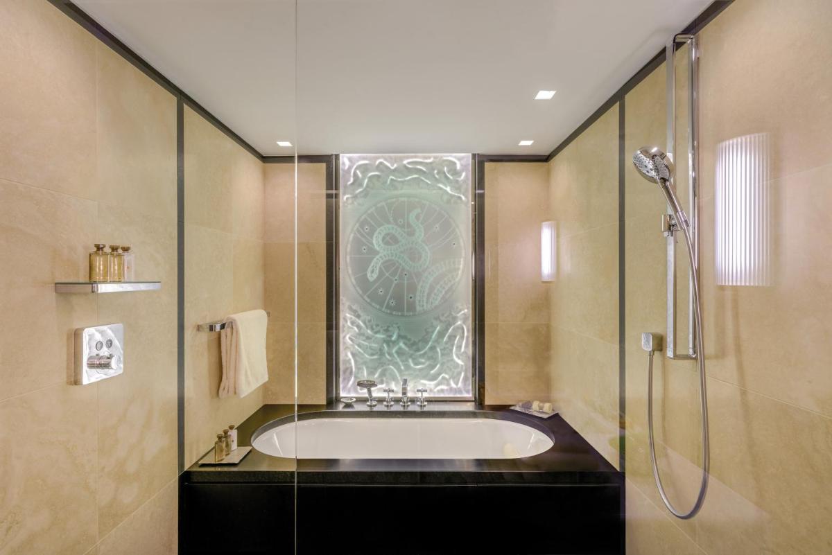 Salle de bains dans l'établissement Bvlgari Hotel Paris