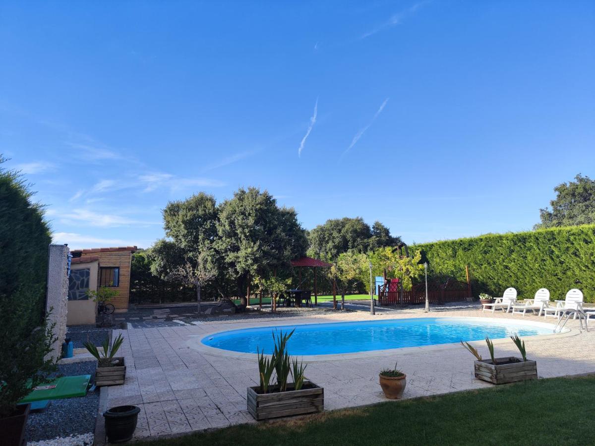 La Triqueta Casa Rural con Piscina y Barbacoa, ideal para familias y grupos - Housity