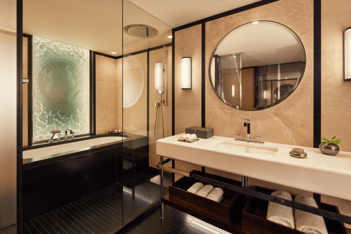 Salle de bains dans l'établissement Bvlgari Hotel Paris