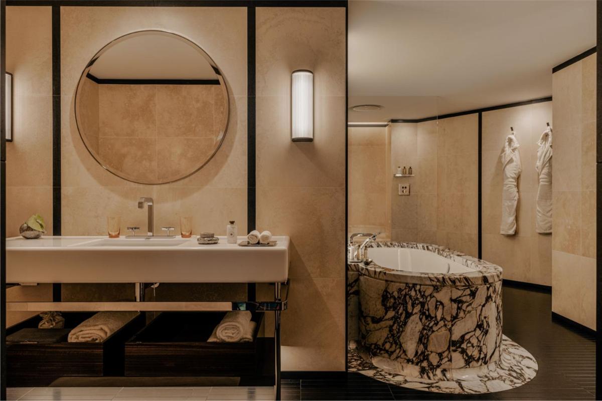 Salle de bains dans l'établissement Bvlgari Hotel Paris
