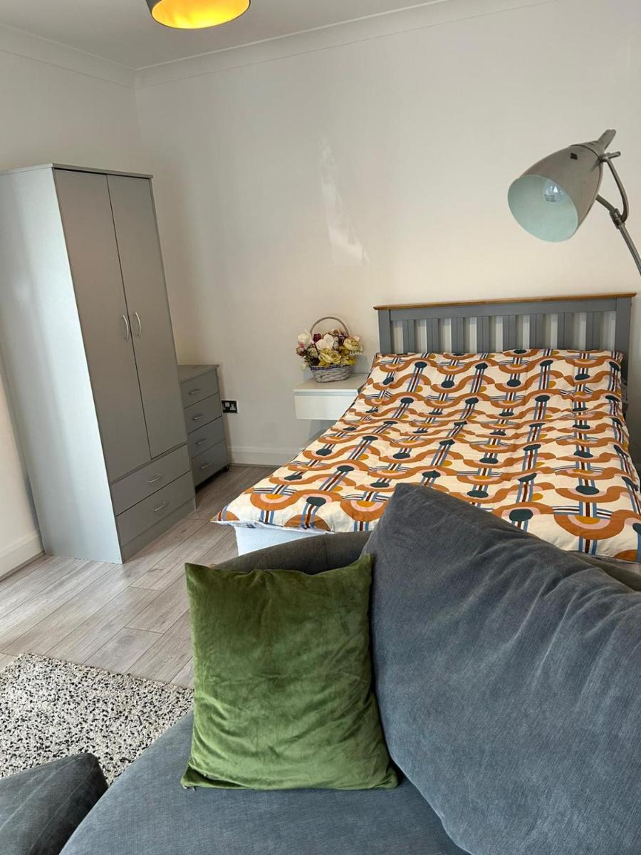Easy Room in London - Housity