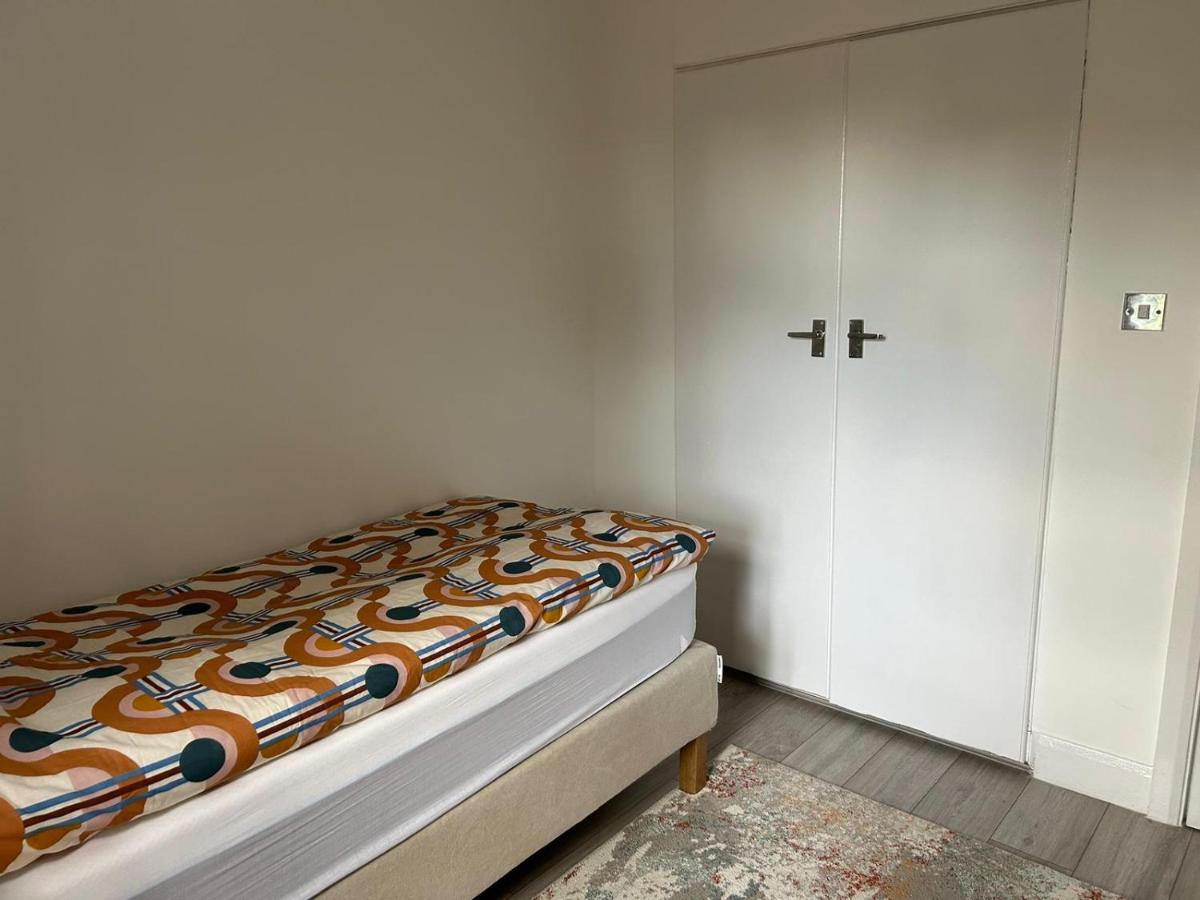 Easy Room in London - Housity
