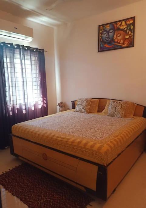 cozy Apartment in Vrindavan - Rounak House - Housity